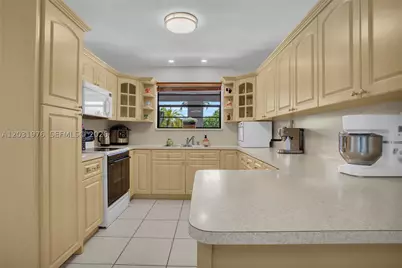 855 W 70th, Hialeah, FL 33014 - Photo 14