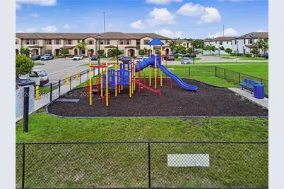 10604 W 33rd, Hialeah, FL 33018 - Photo 38