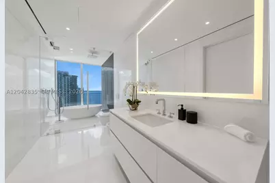 300 Biscayne Boulevard #2701, Miami, FL 33131 - Photo 18