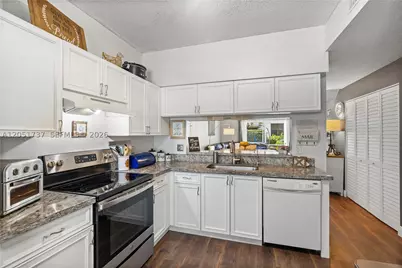 9928 NW 57th, Coral Springs, FL 33076 - Photo 2