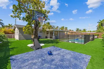 220 NE 10th, Hallandale Beach, FL 33009 - Photo 10