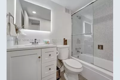 5225 Collins #1516, Miami Beach, FL 33140 - Photo 12