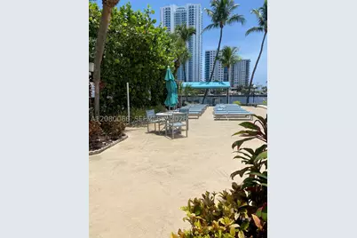 1000 Parkview #427, Hallandale Beach, FL 33009 - Photo 2