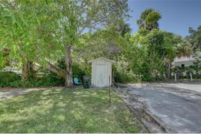 300 SE Detroit Avenue, Stuart, FL 34994 - Photo 6