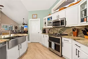 919 SW Catalina St, Palm City, FL 34990 - Photo 16