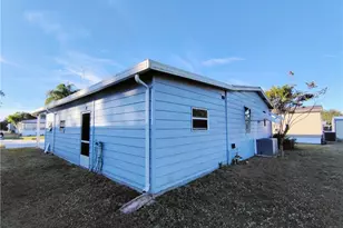 2581 SW Pontiac Pl, Stuart, FL 34997 - Photo 4