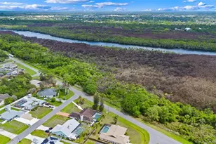 992 SE Thornhill Dr, Port Saint Lucie, FL 34983 - Photo 4