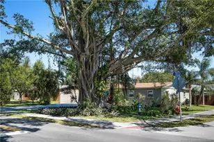 523 SE Dolphin Dr, Stuart, FL 34996 - Photo 2