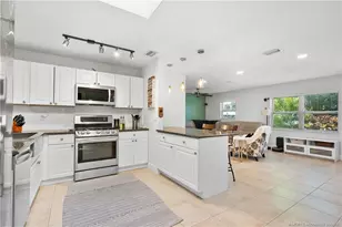 523 SE Dolphin Dr, Stuart, FL 34996 - Photo 18