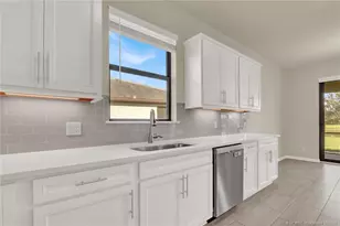 466 SE Vallarta Dr, Port Saint Lucie, FL 34984 - Photo 14