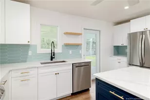 8300 SE Camellia Dr, Hobe Sound, FL 33455 - Photo 8