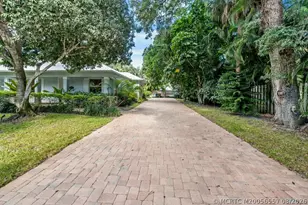 1015 SW Flora Belle Ln, Stuart, FL 34994 - Photo 4