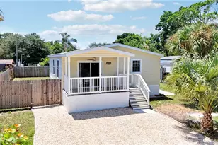 264 NE Oak St, Stuart, FL 34994 - Photo 1
