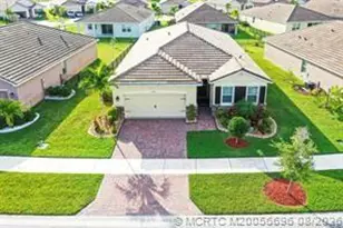 10568 SW Cambria Ln, Port Saint Lucie, FL 34987 - Photo 2