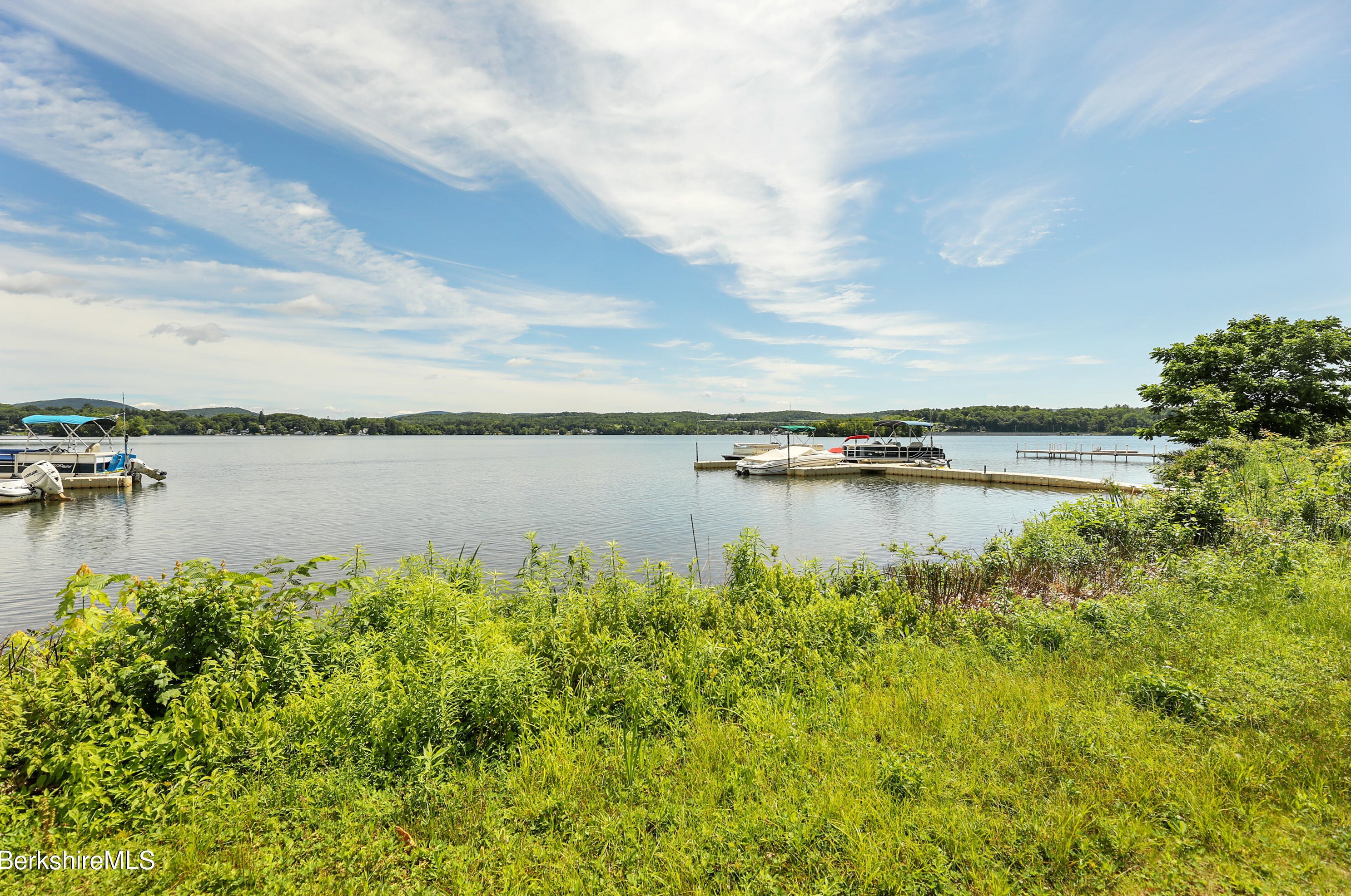 29 Lakecrest Dr, Pittsfield MA 01201-1454 exterior