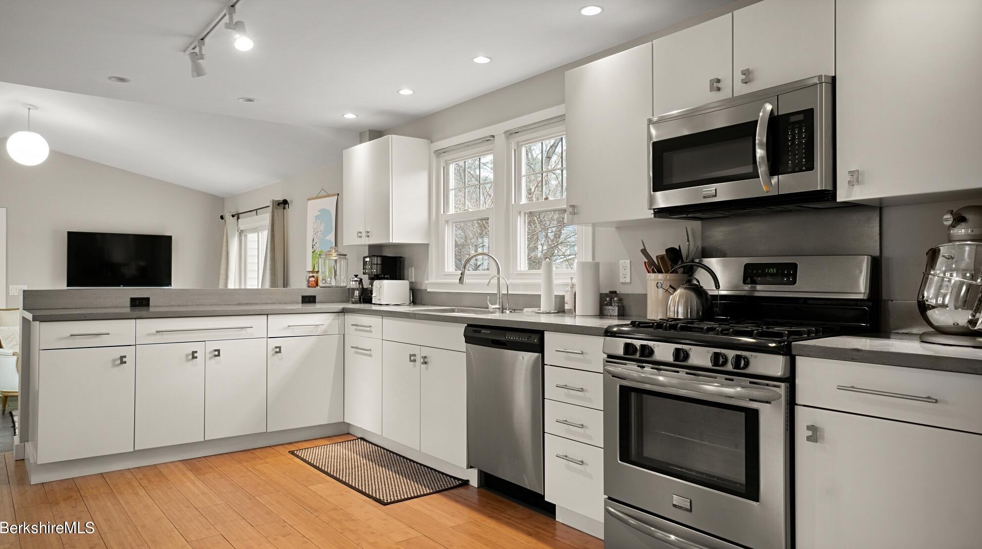 24 Manville St, Alford MA 01230-1912 exterior