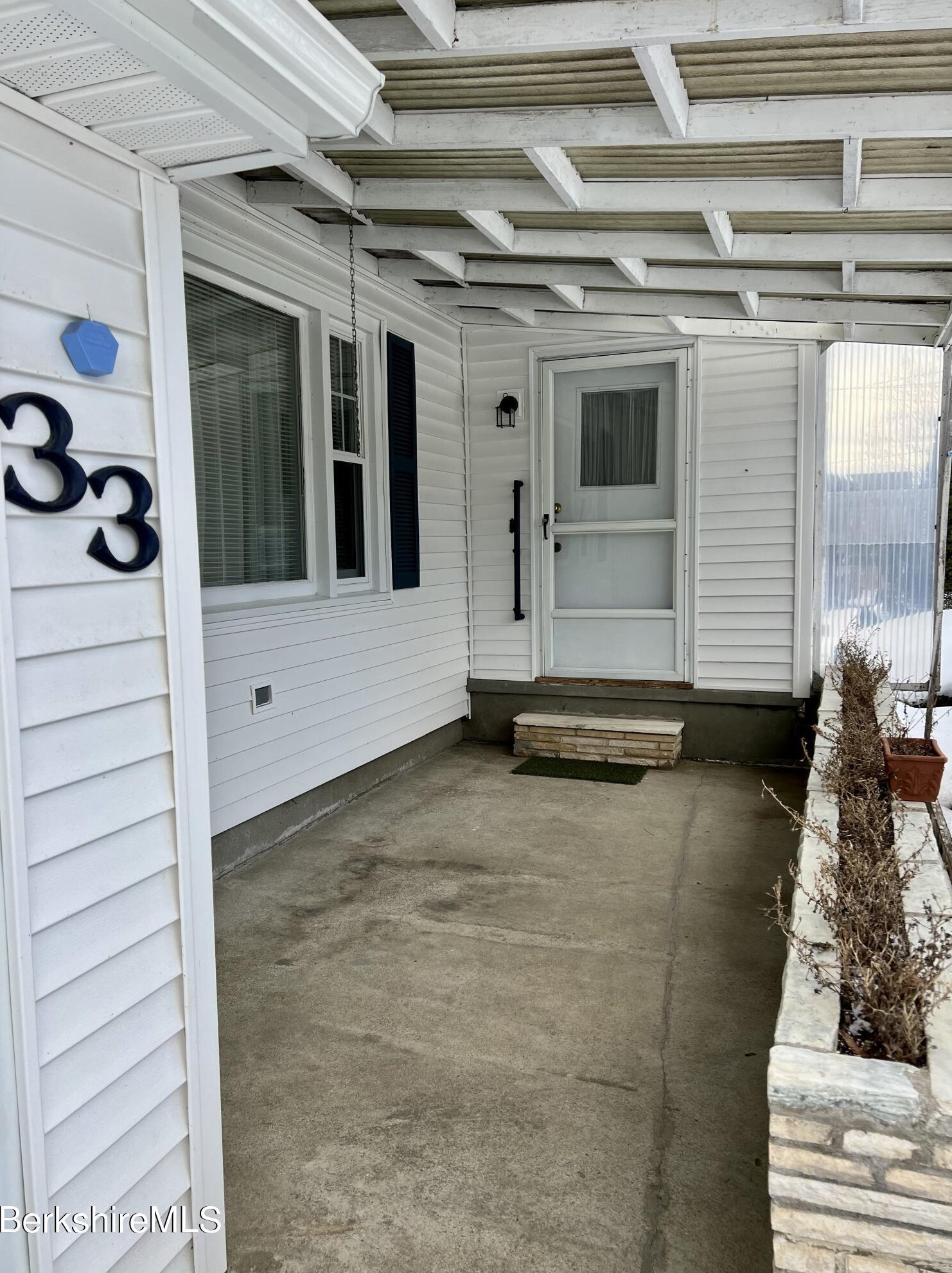 33 Anita Dr, Pittsfield, MA 01201-8301