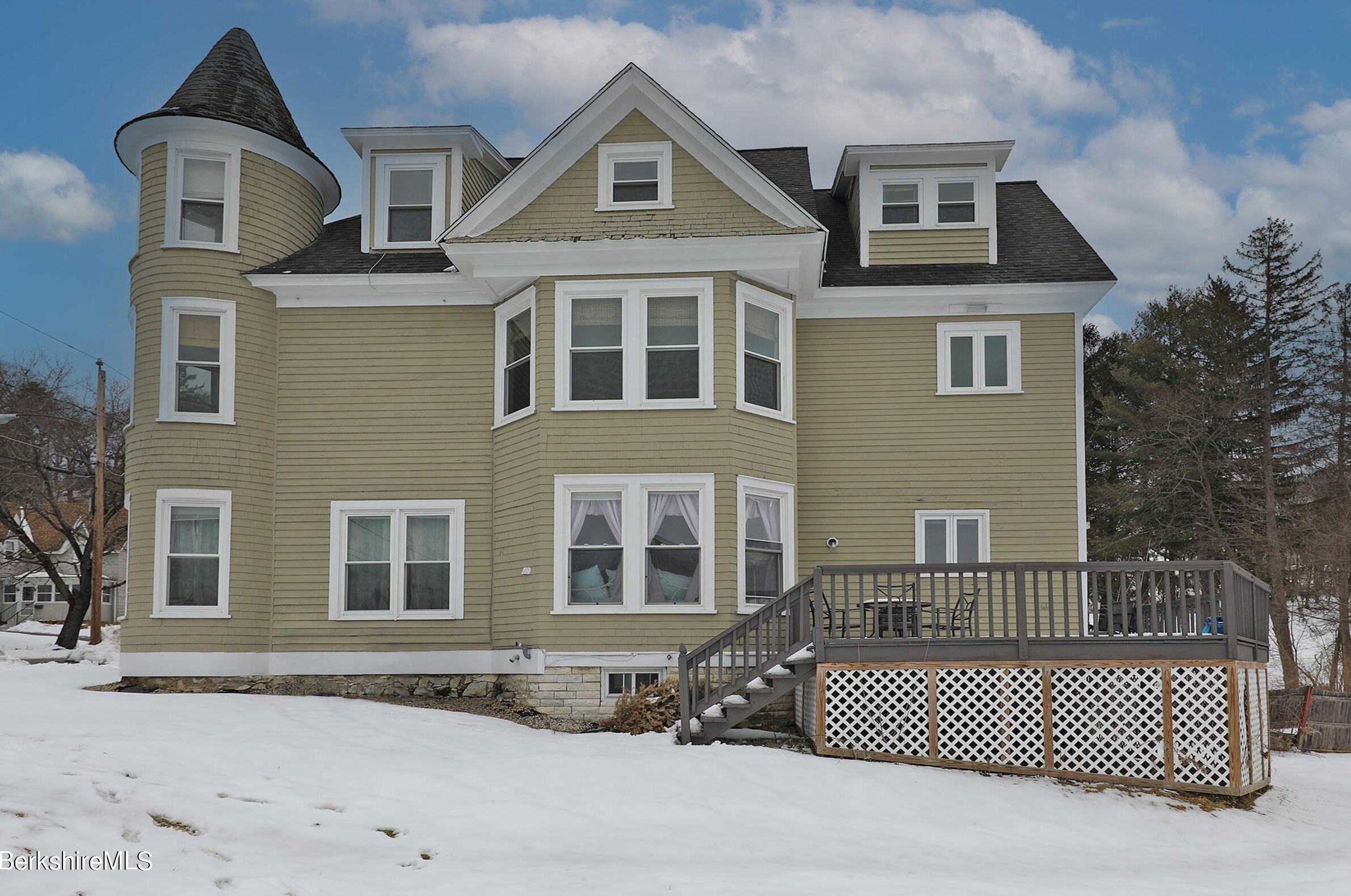 70 Franklin St, Lee, MA 01238