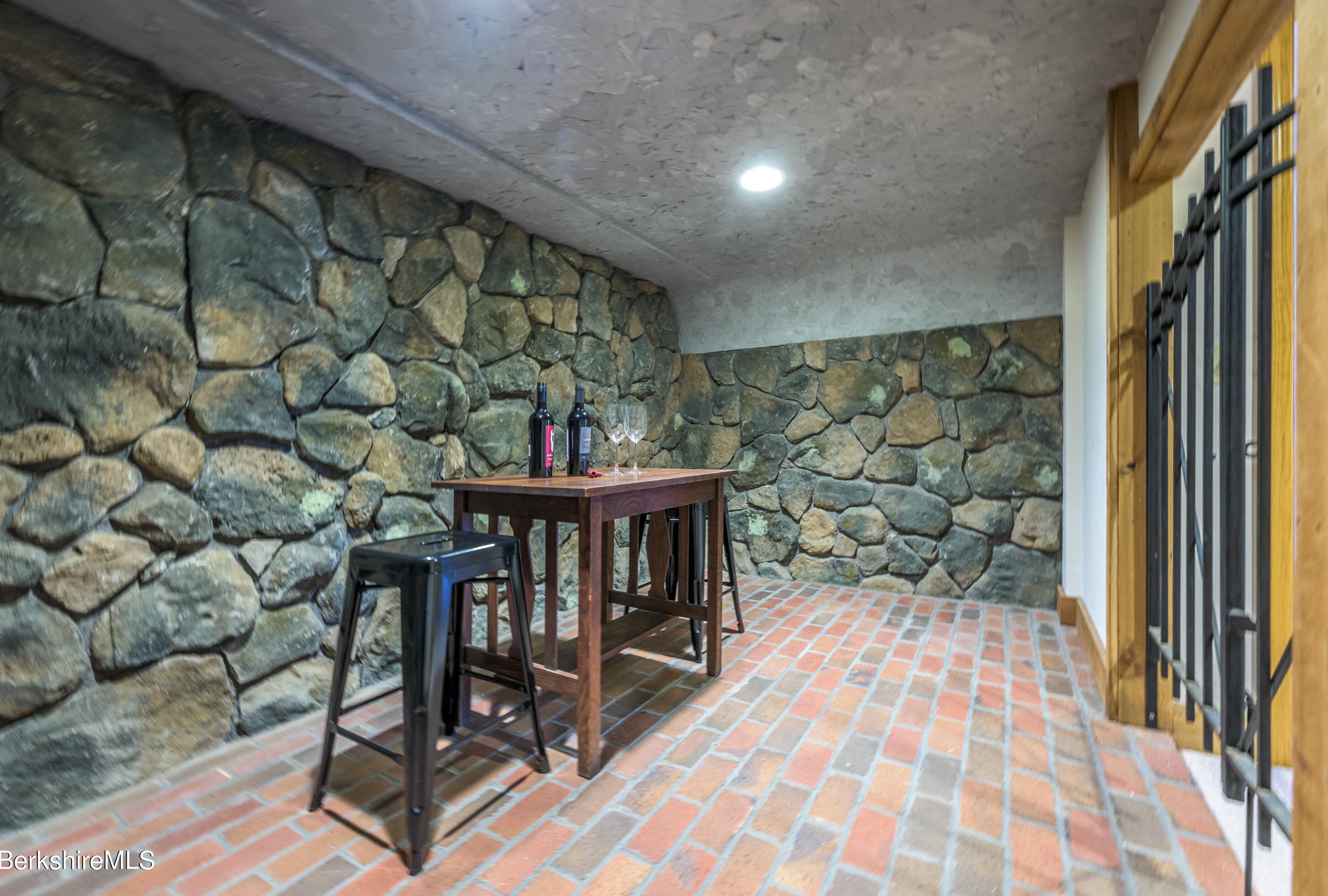 3 Woodland Cir, Pittsfield MA 01201-5793 exterior