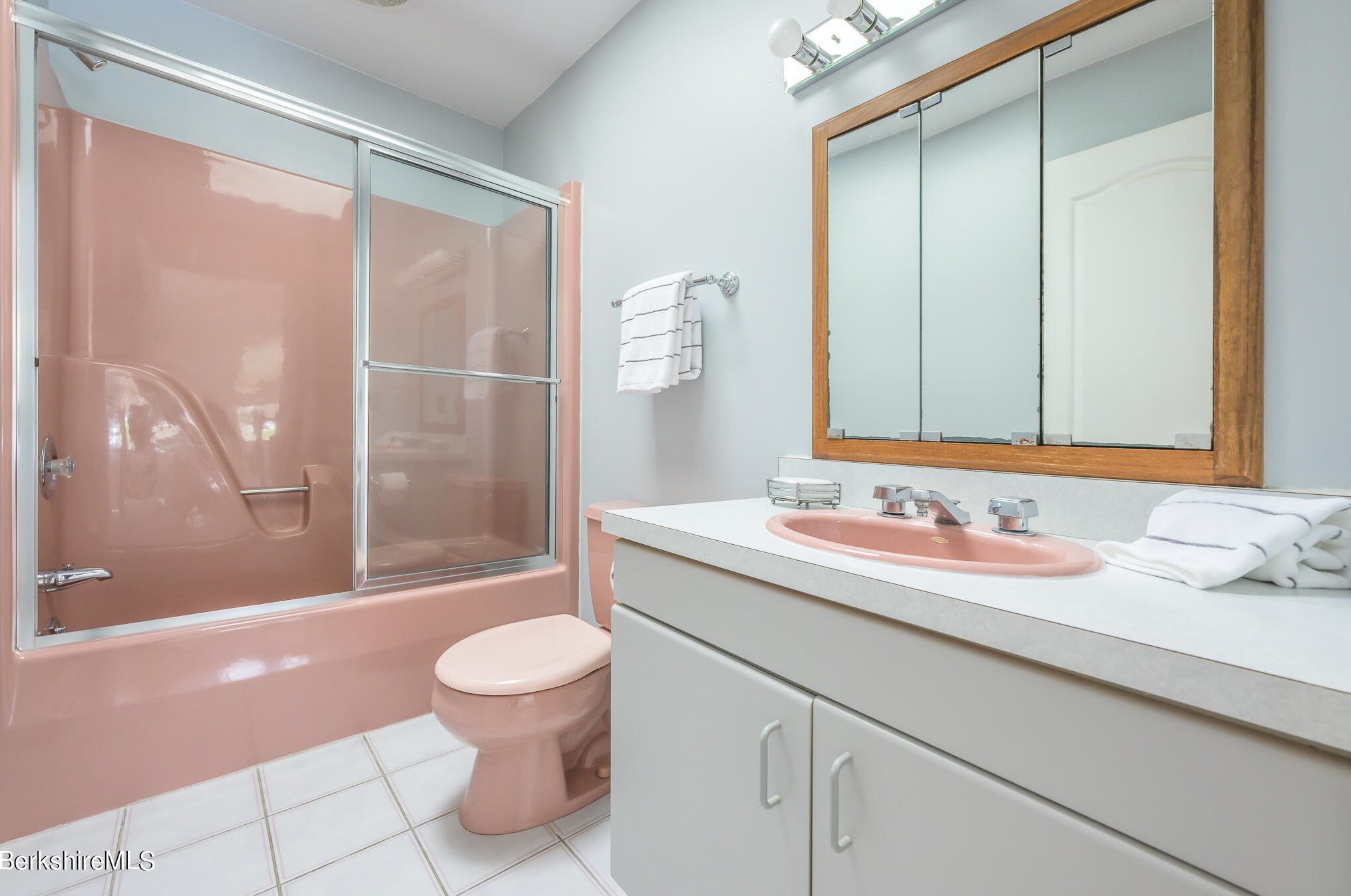 3 Woodland Cir, Pittsfield MA 01201-5793 exterior