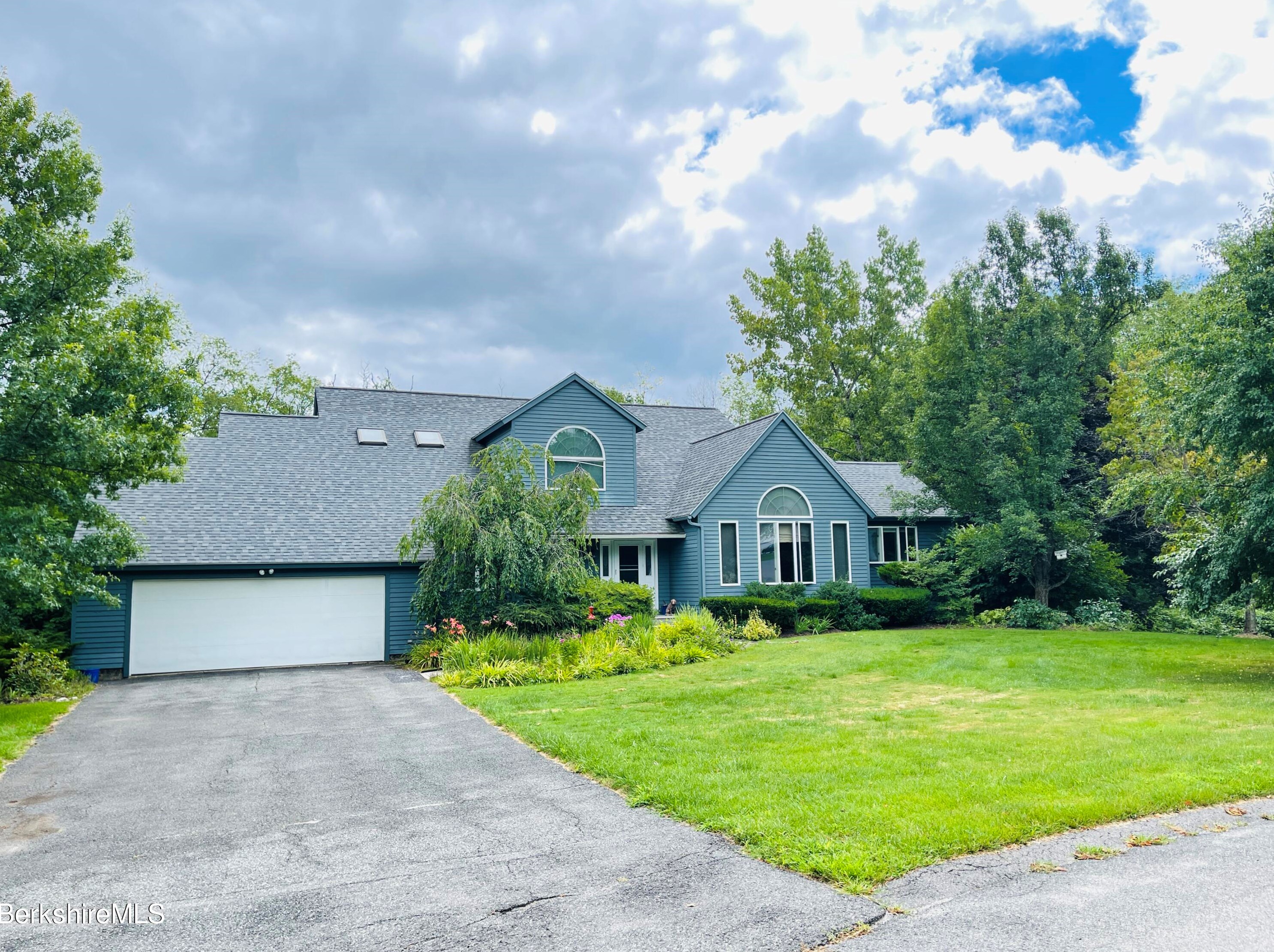 3 Woodland Cir, Pittsfield MA 01201-5793 exterior