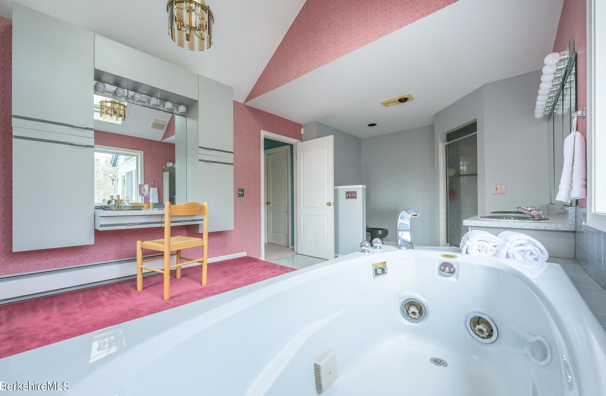 3 Woodland Cir, Pittsfield MA 01201-5793 exterior