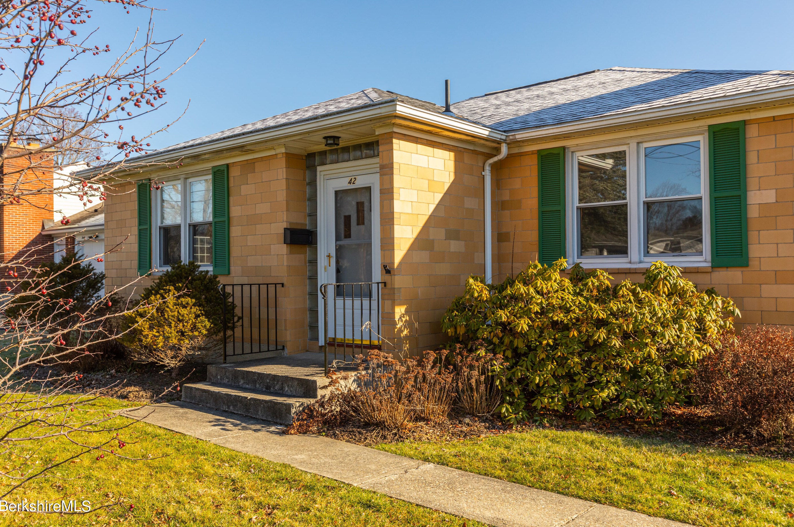 42 Lillian St, Pittsfield MA 01201-5652 exterior
