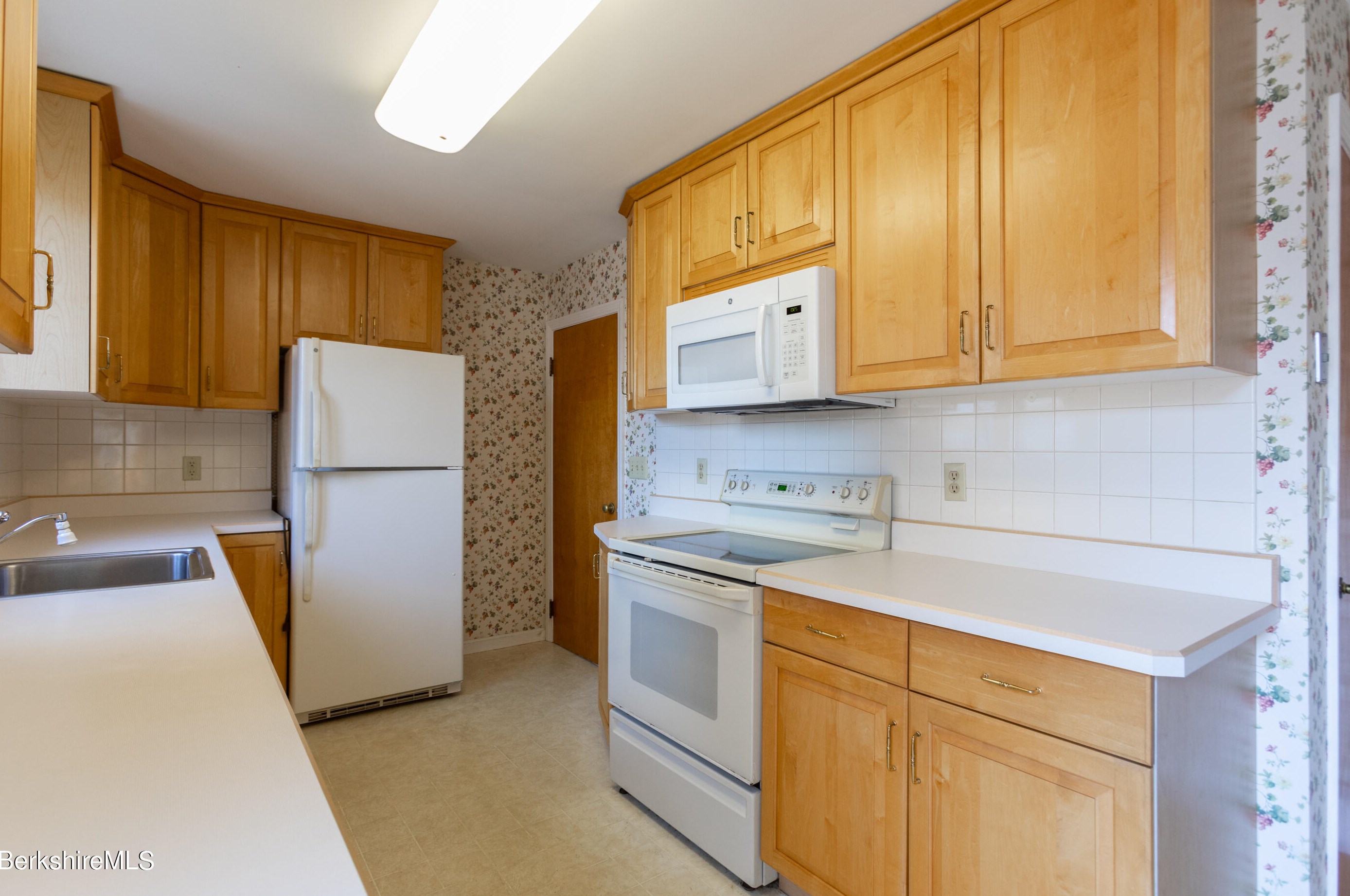 42 Lillian St, Pittsfield MA 01201-5652 exterior