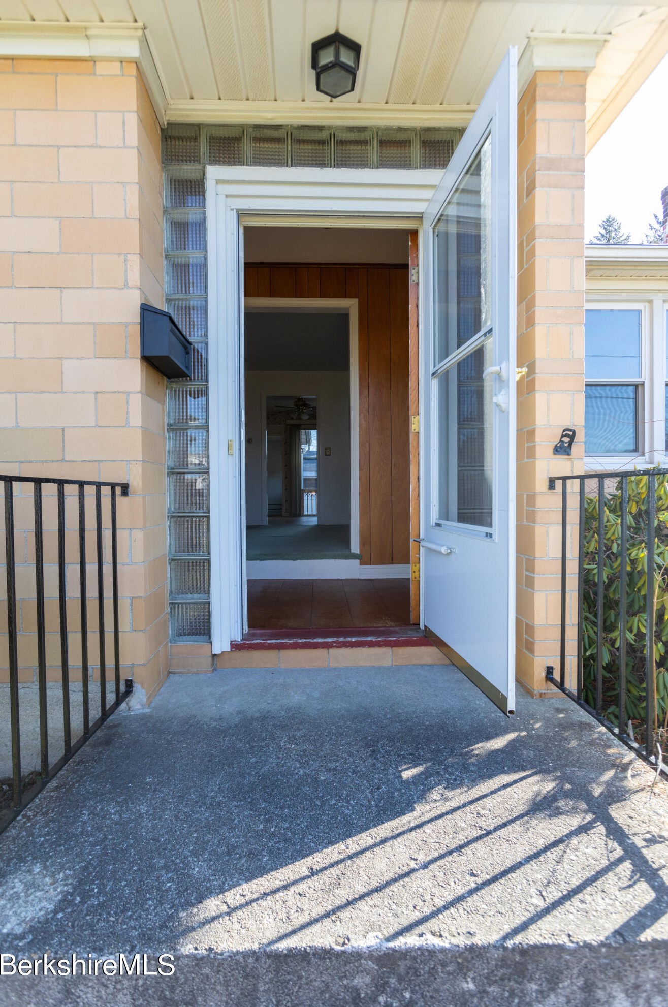 42 Lillian St, Pittsfield, MA 01201-5652