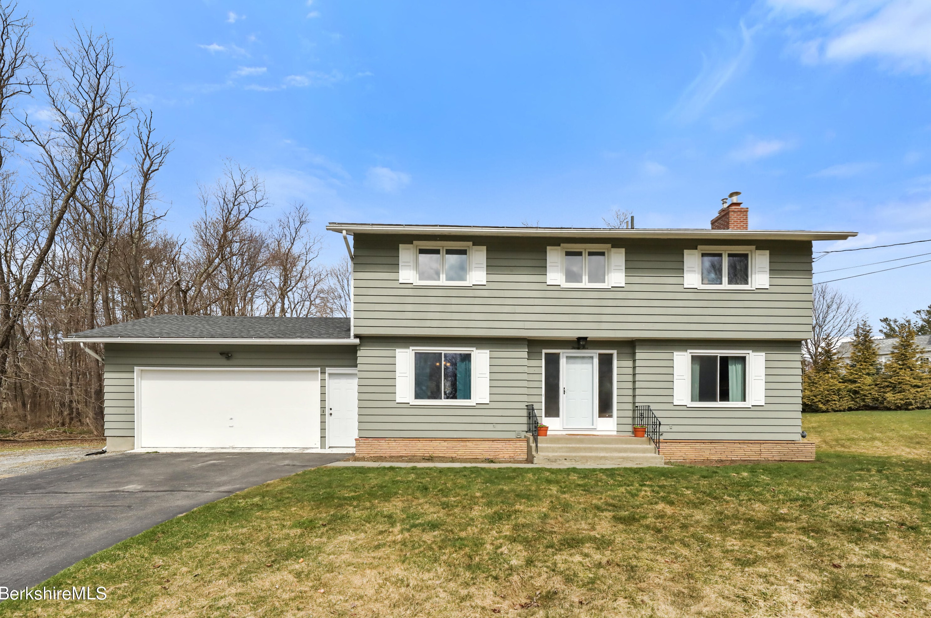 35 Morewood Dr, Pittsfield, MA 01201-8129