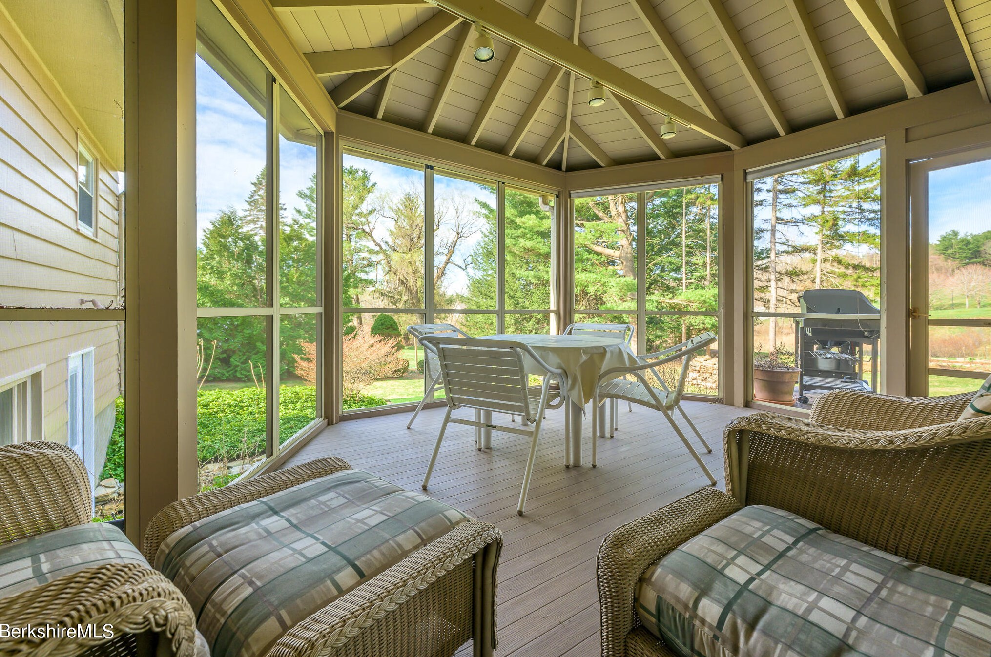 29 Valentine Rd, Pittsfield MA 01201-3042 exterior