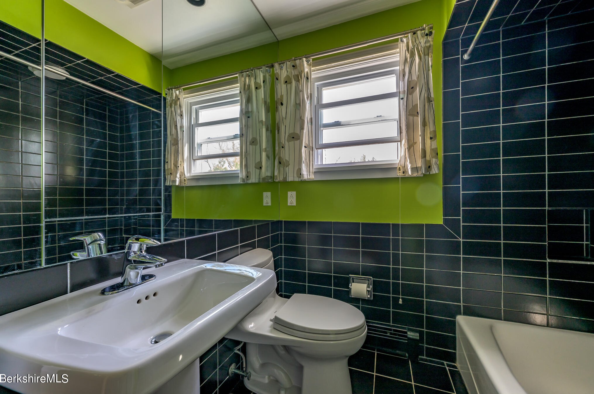 29 Valentine Rd, Pittsfield MA 01201-3042 exterior