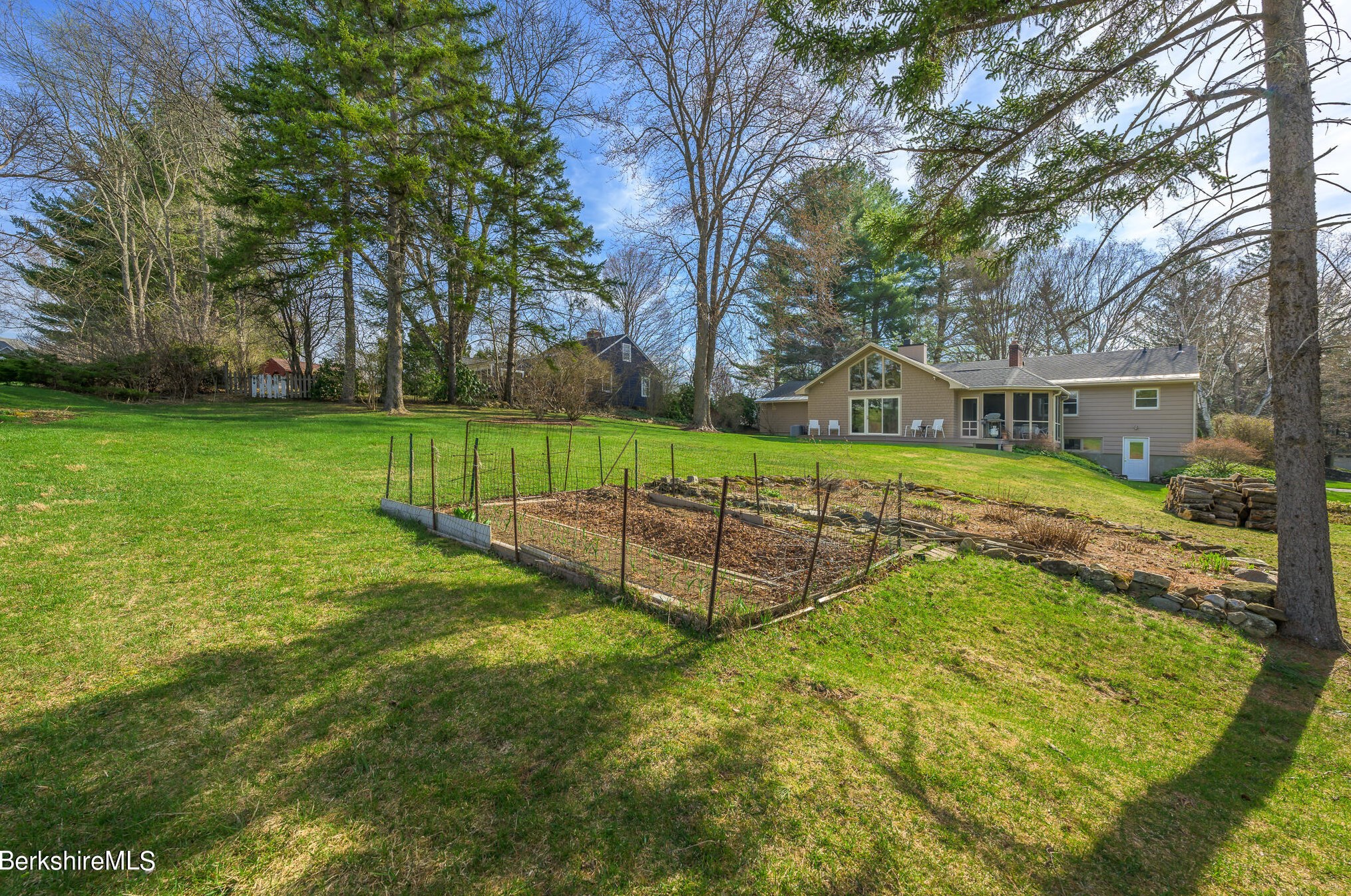 29 Valentine Rd, Pittsfield MA 01201-3042 exterior