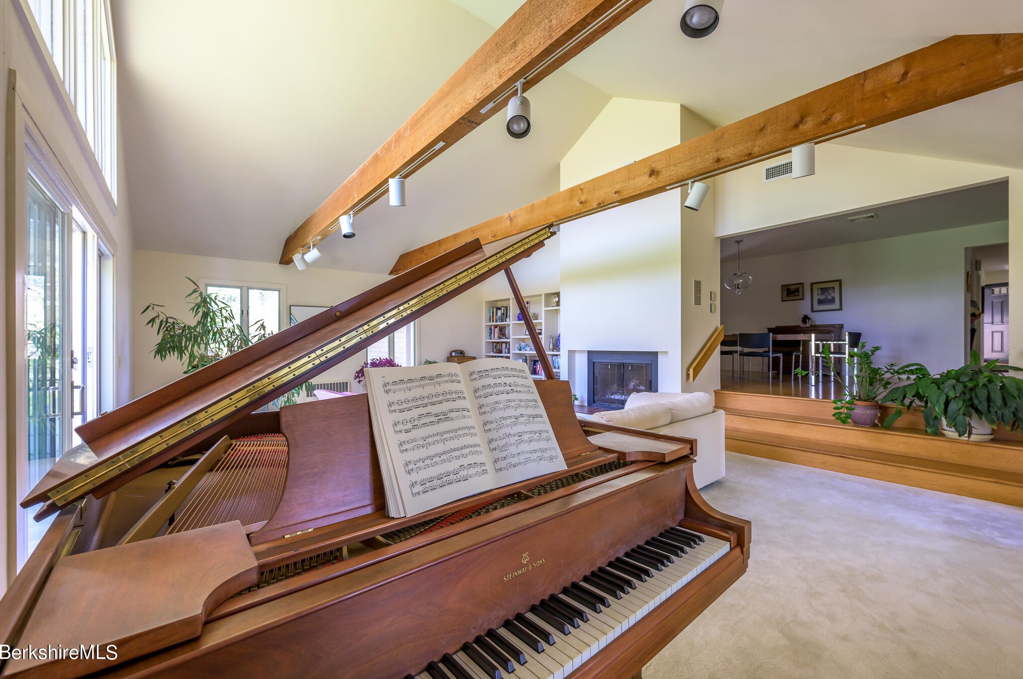 29 Valentine Rd, Pittsfield MA 01201-3042 exterior