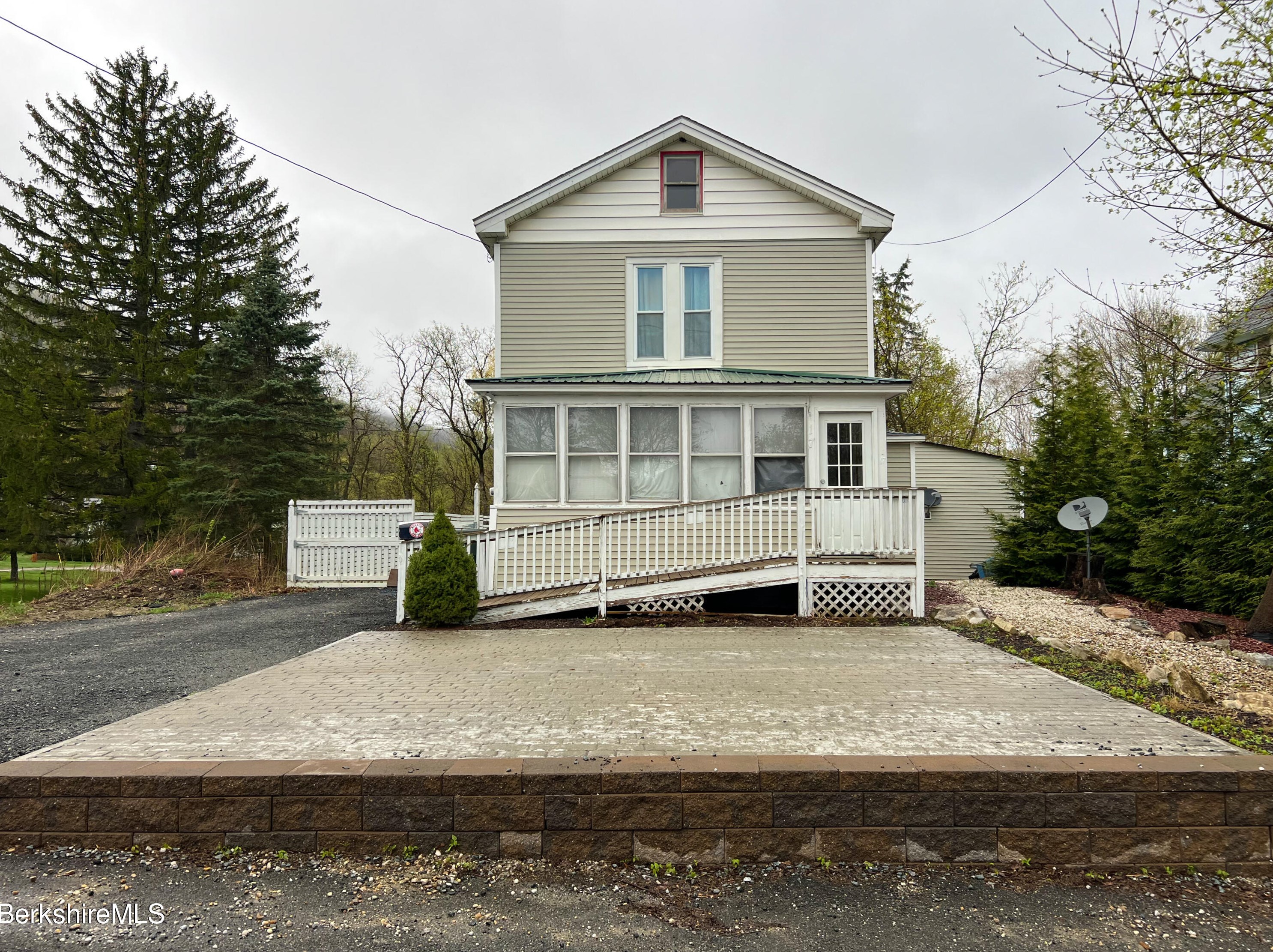 17 Newark St, Adams, MA 01220