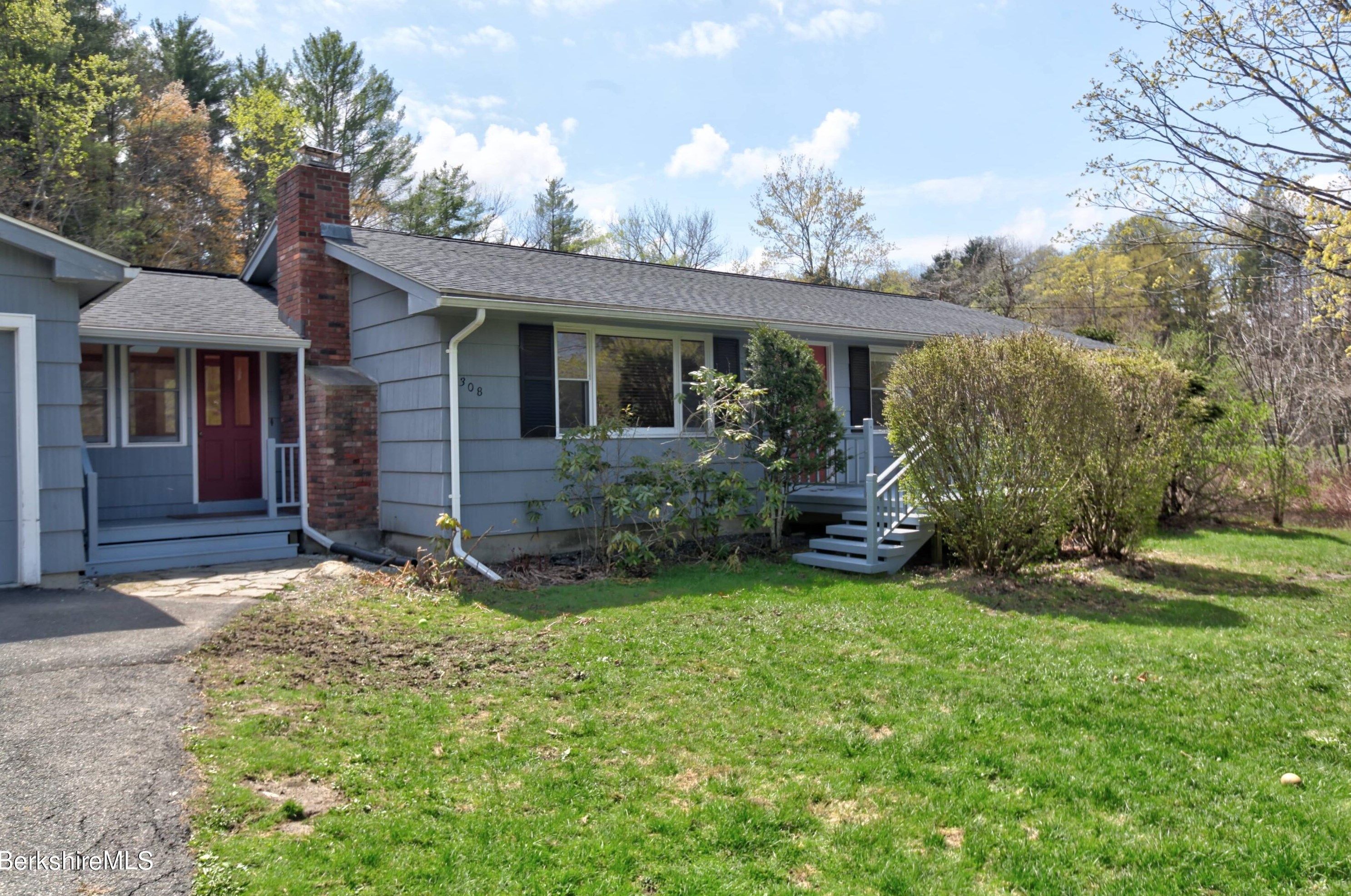 308 Lenox Rd, Pittsfield, MA 01254 exterior