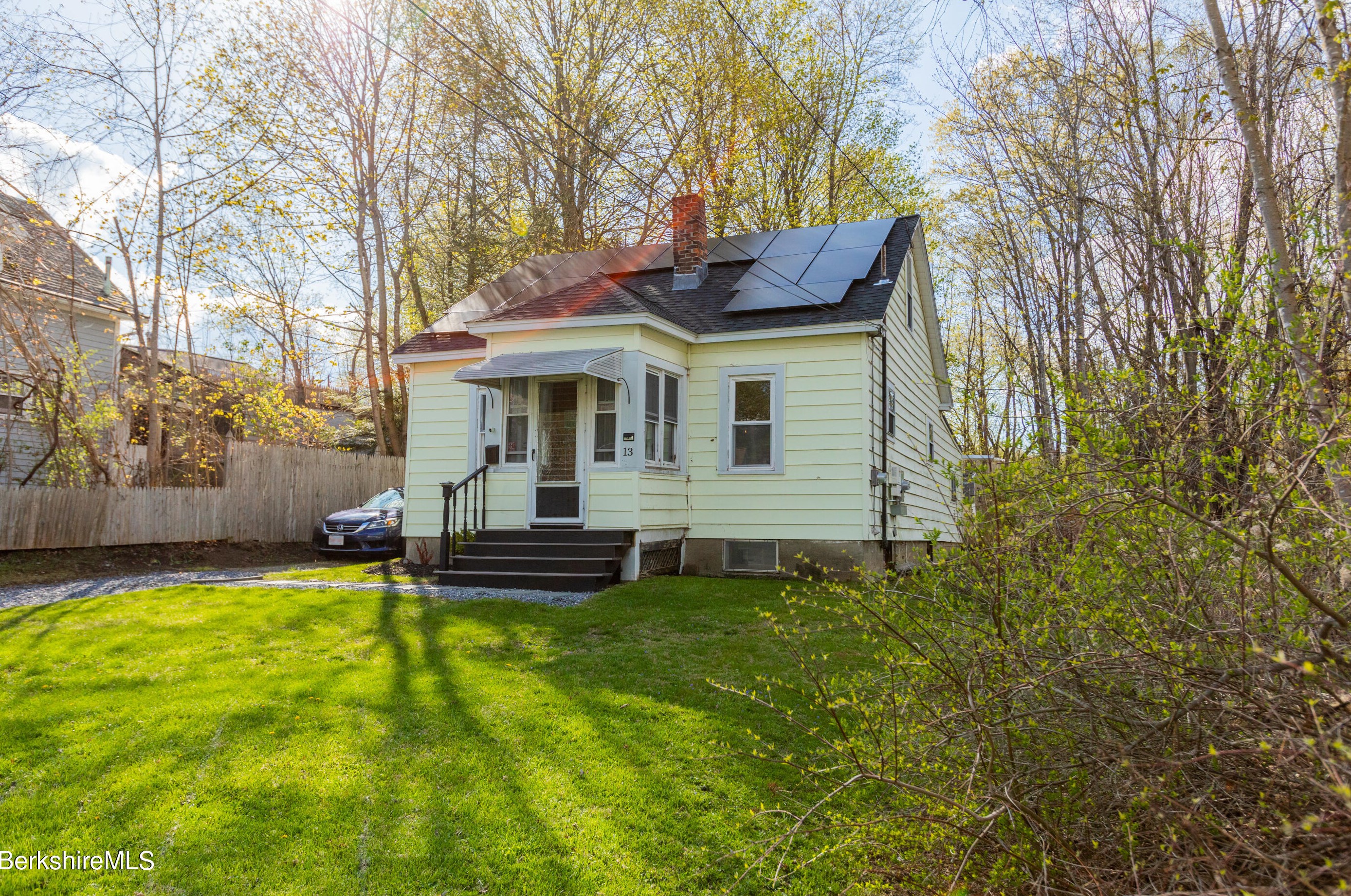 13 Vivian Ave, Pittsfield, MA 01201 exterior
