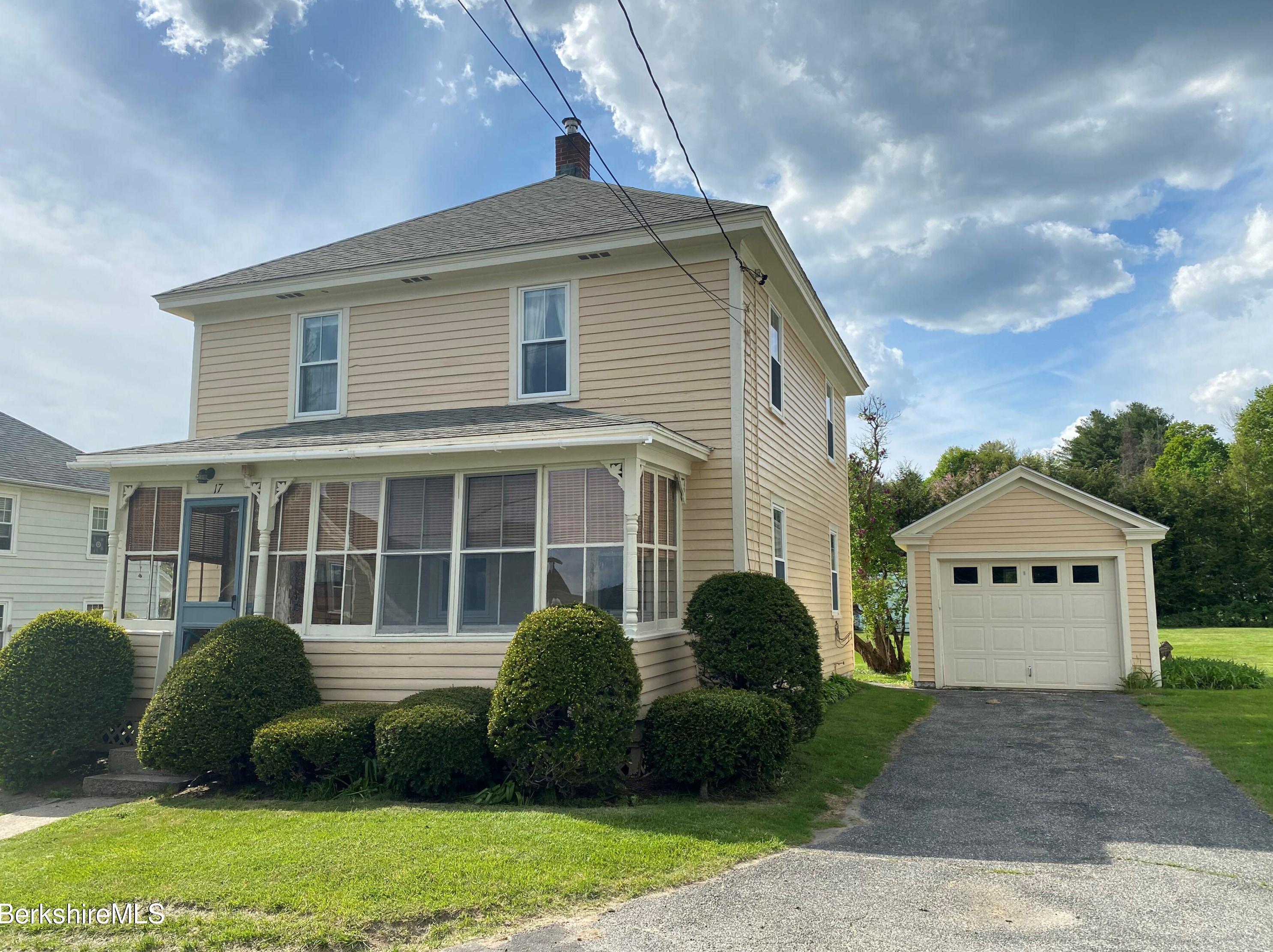 17 Sunshine Ave, Lee, MA 01238