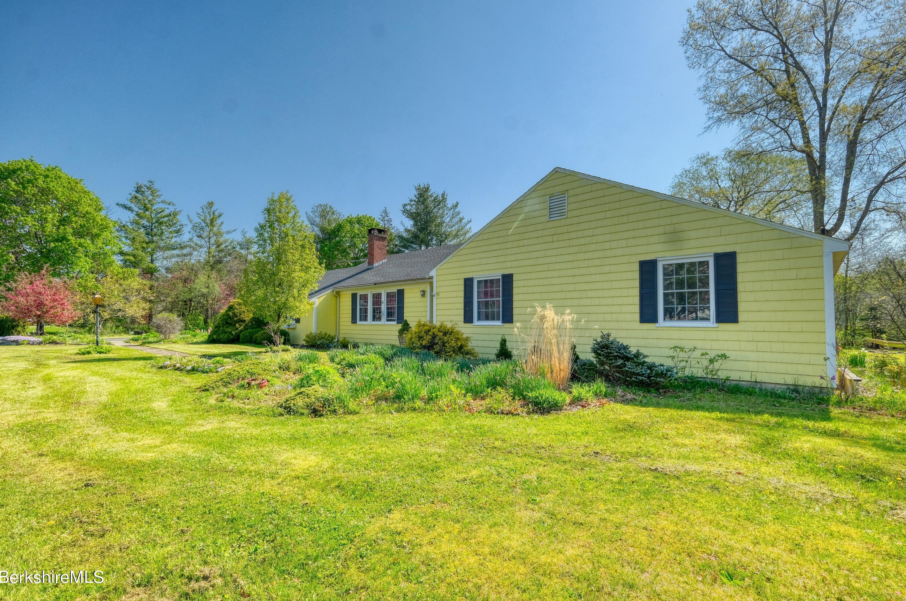 61 Stonehenge Rd, Pittsfield, MA 01201