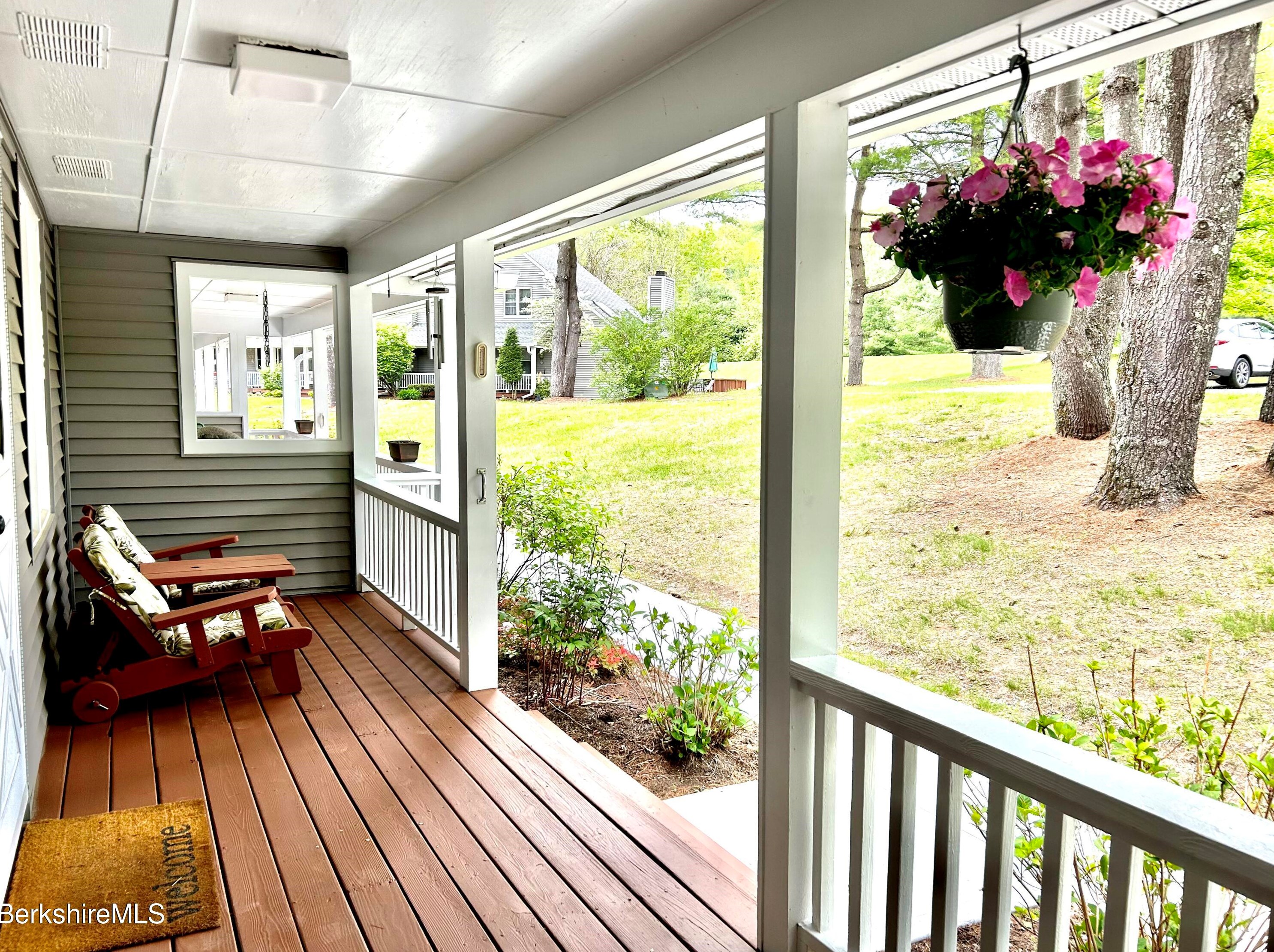 880 East St, Lee, MA 01238