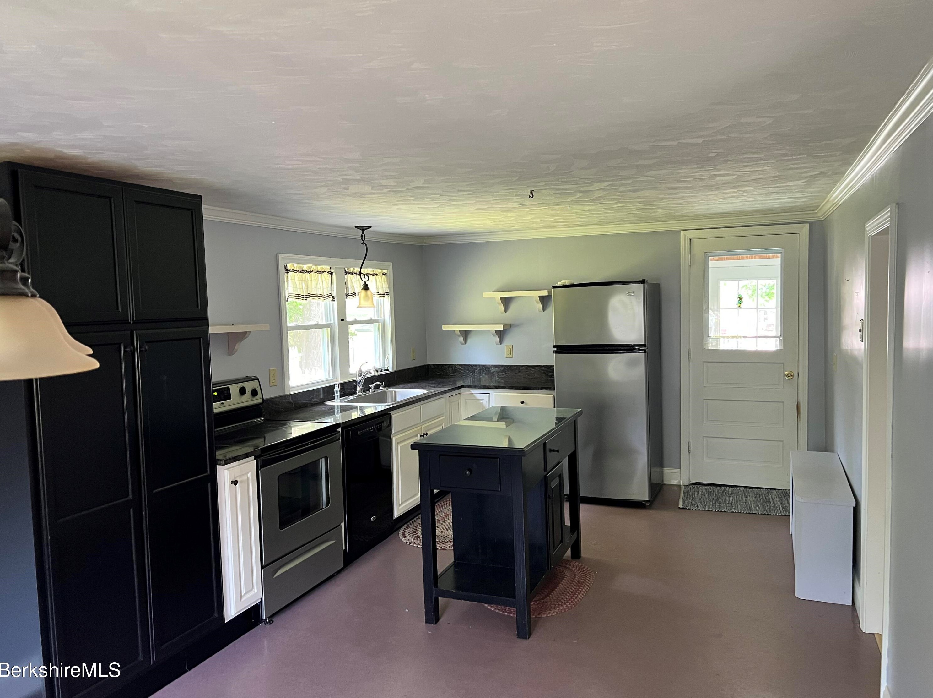 15 Grand Ave, Pittsfield, MA 01201-5545