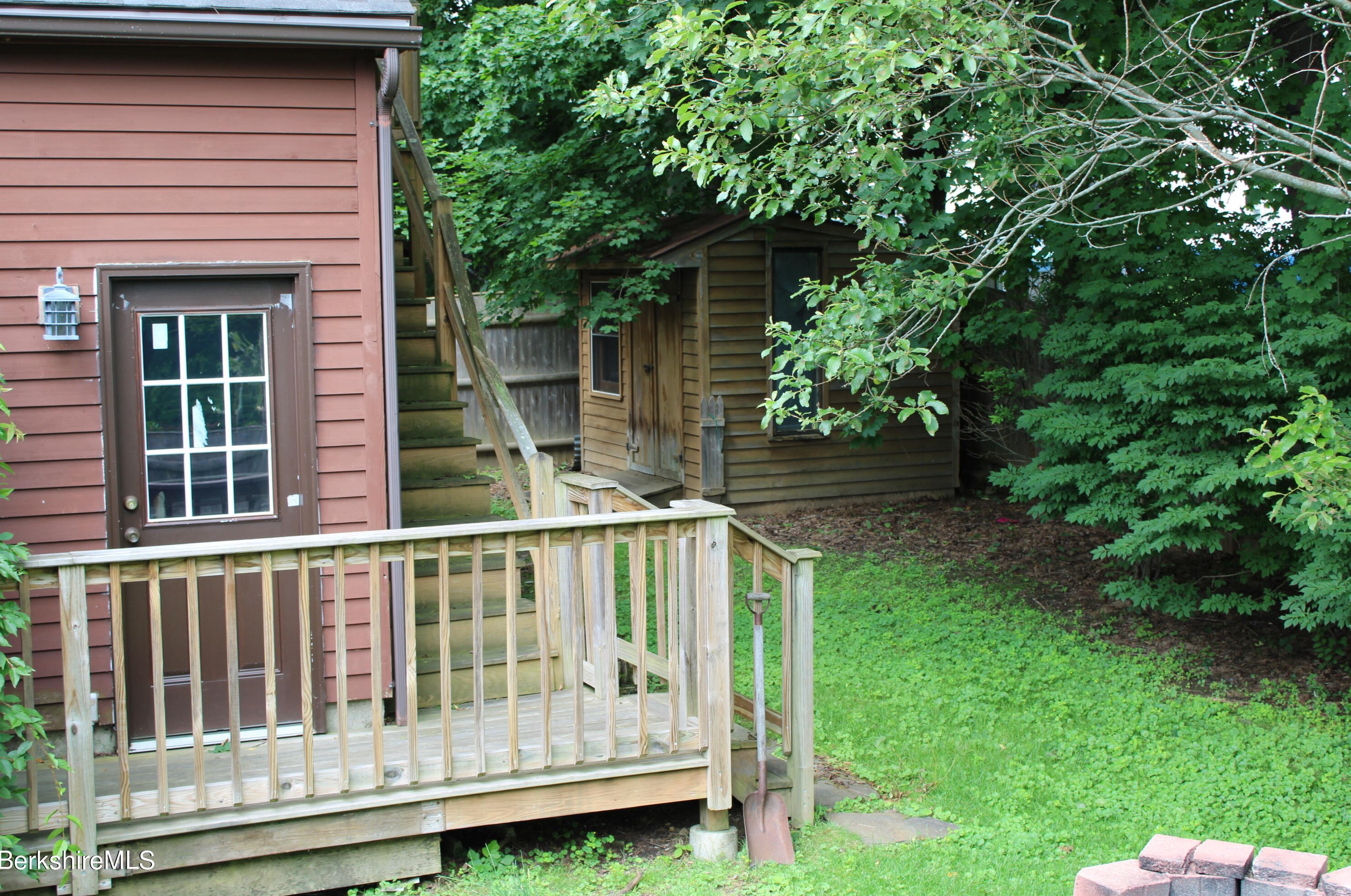 21 Elberon Ave, Pittsfield MA 01201-2838 exterior