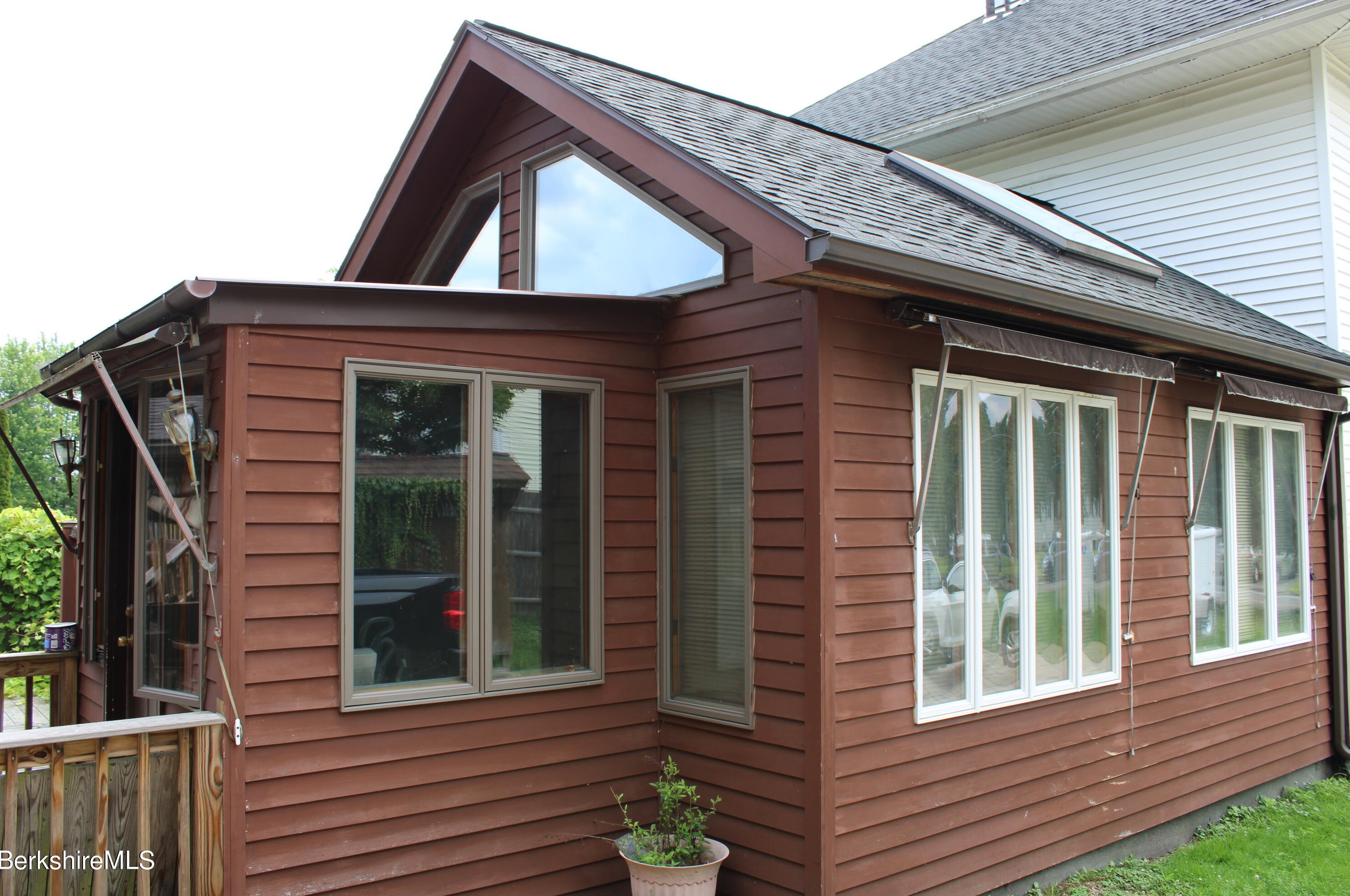 21 Elberon Ave, Pittsfield MA 01201-2838 exterior