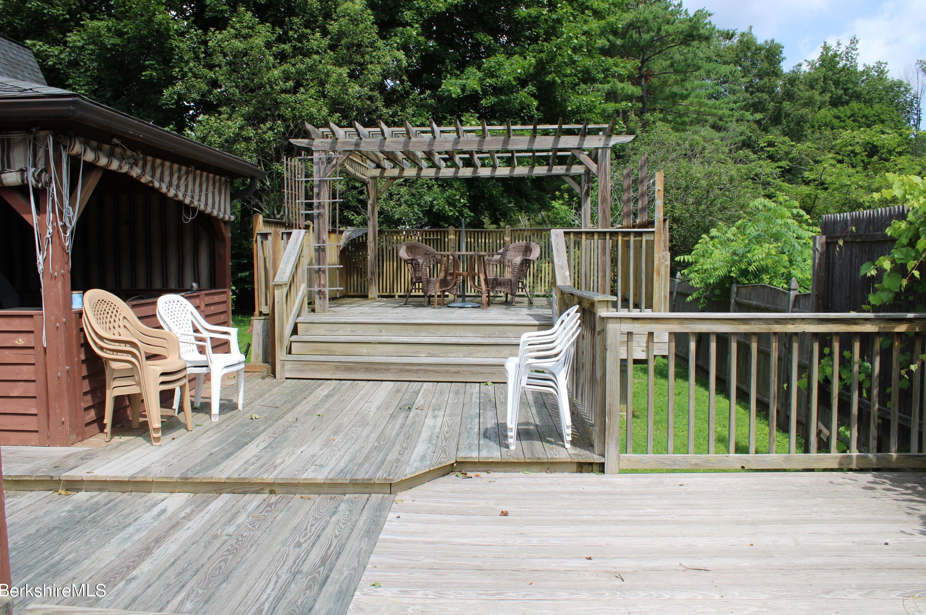 21 Elberon Ave, Pittsfield MA 01201-2838 exterior