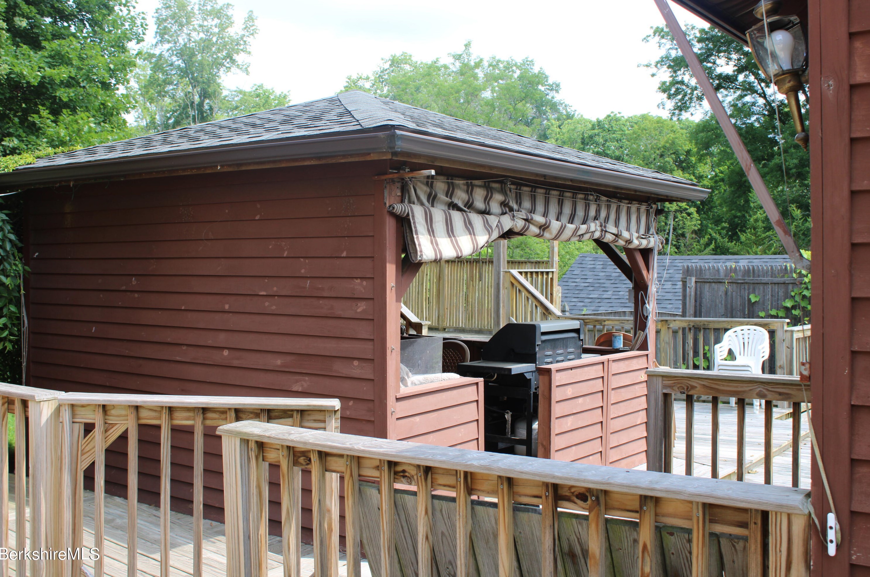 21 Elberon Ave, Pittsfield MA 01201-2838 exterior