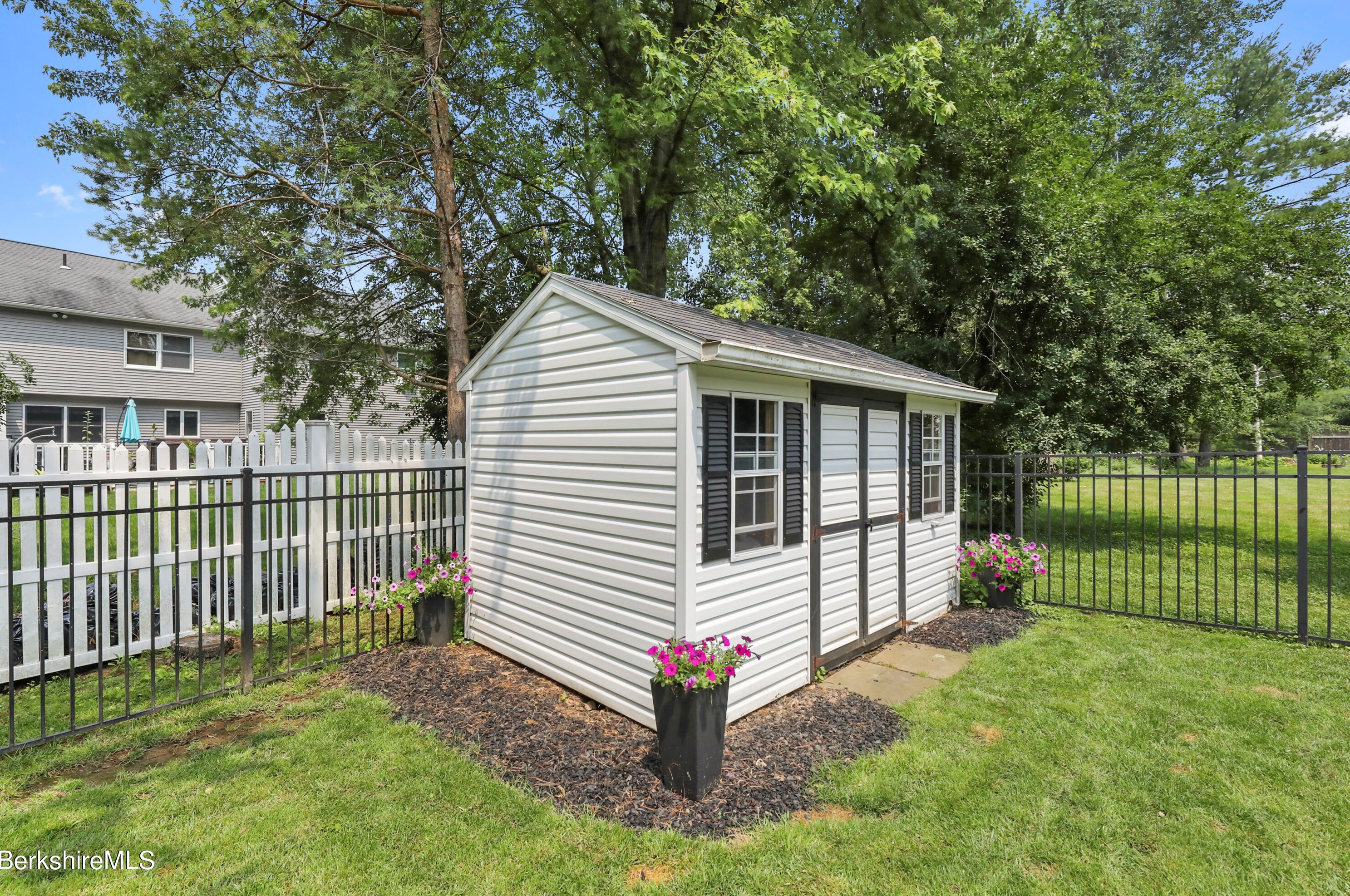 15 Filomena Dr, Pittsfield MA  01201-8438 exterior