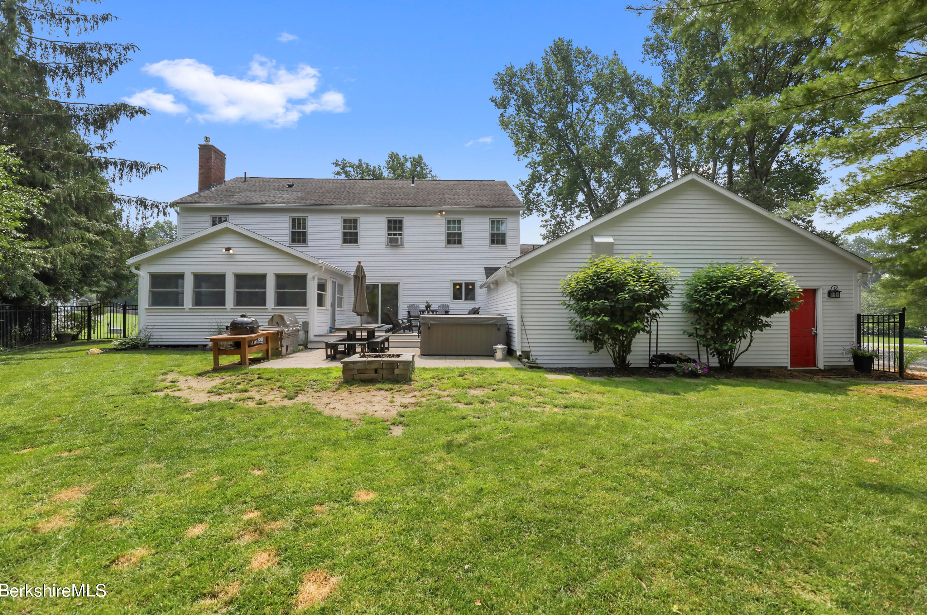 15 Filomena Dr, Pittsfield MA  01201-8438 exterior