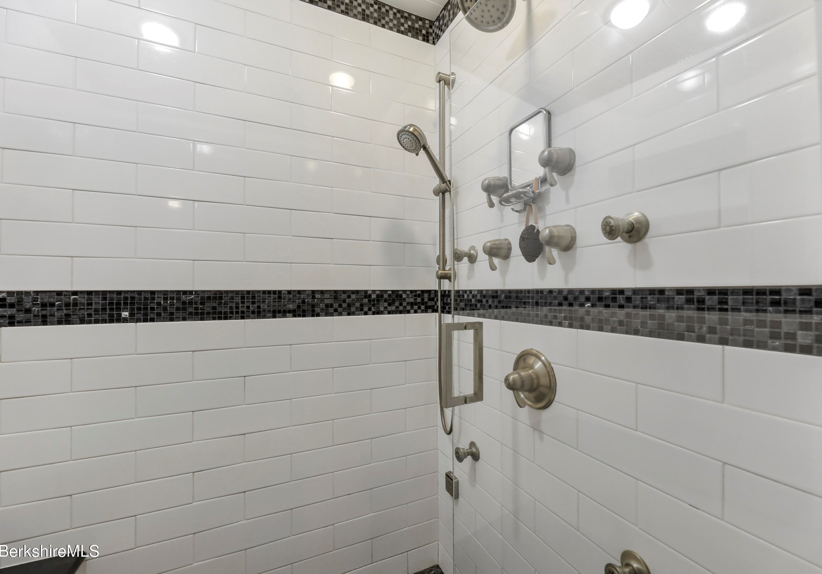 15 Filomena Dr, Pittsfield MA  01201-8438 exterior