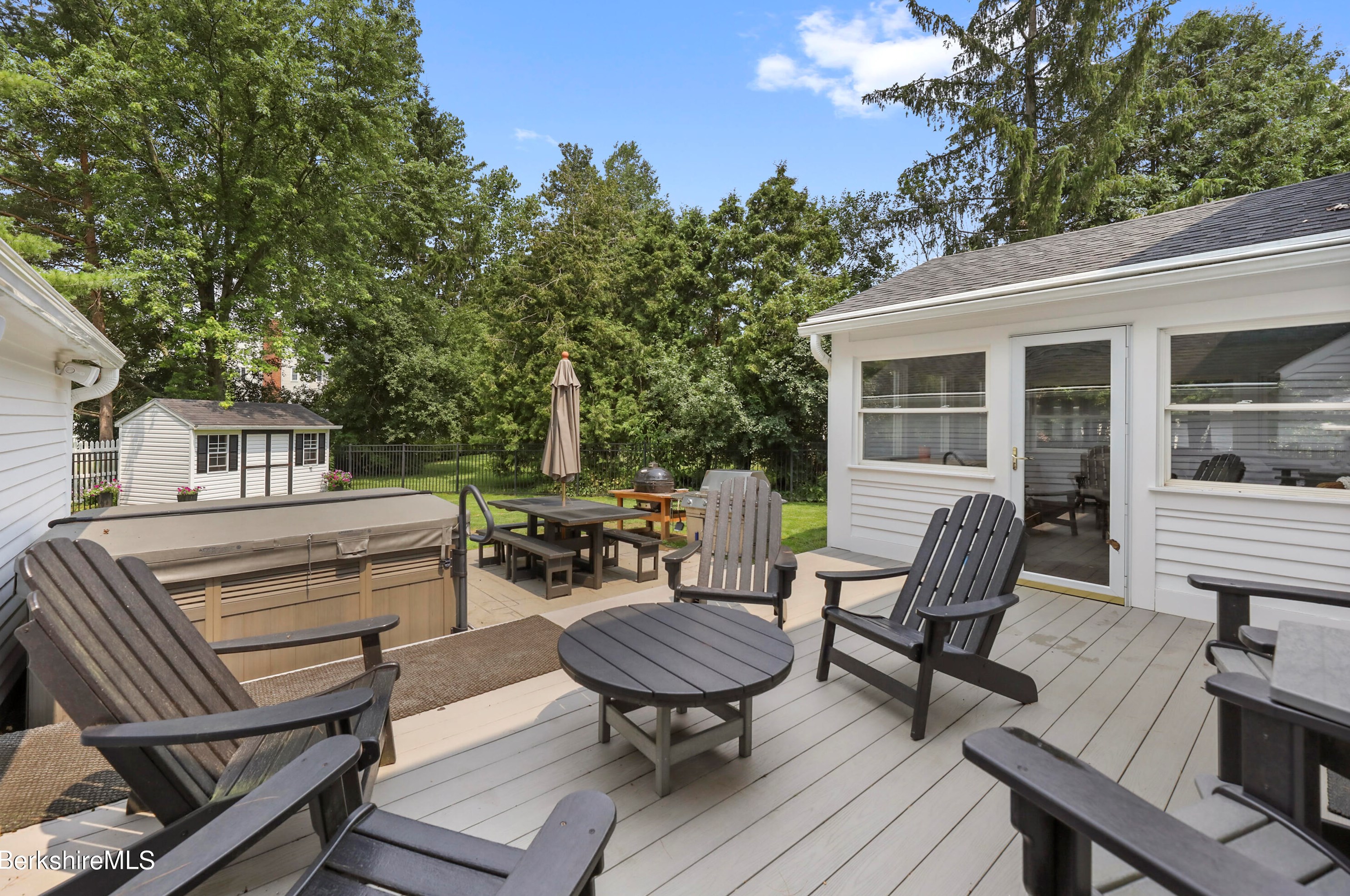 15 Filomena Dr, Pittsfield MA  01201-8438 exterior