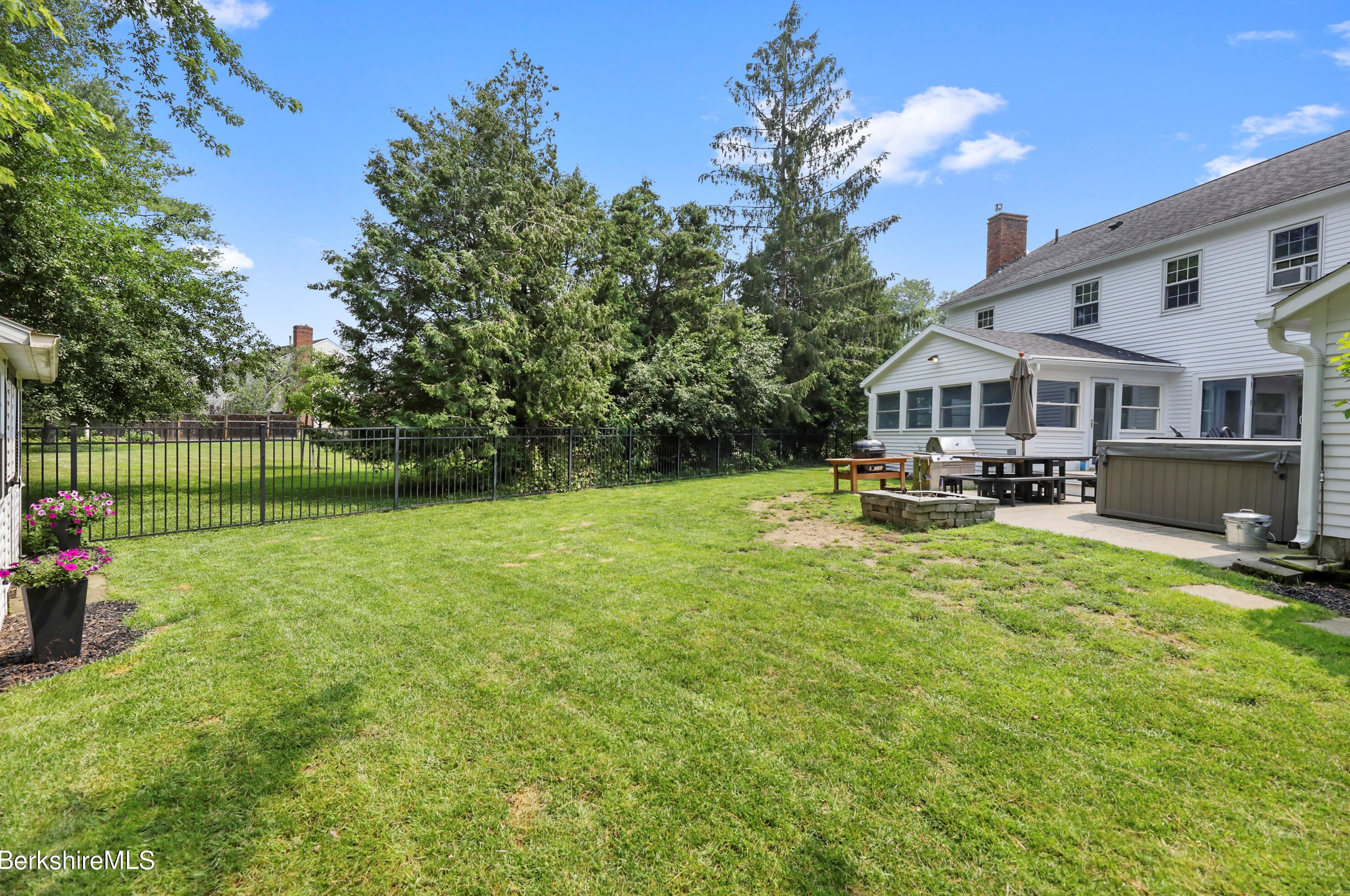 15 Filomena Dr, Pittsfield MA  01201-8438 exterior